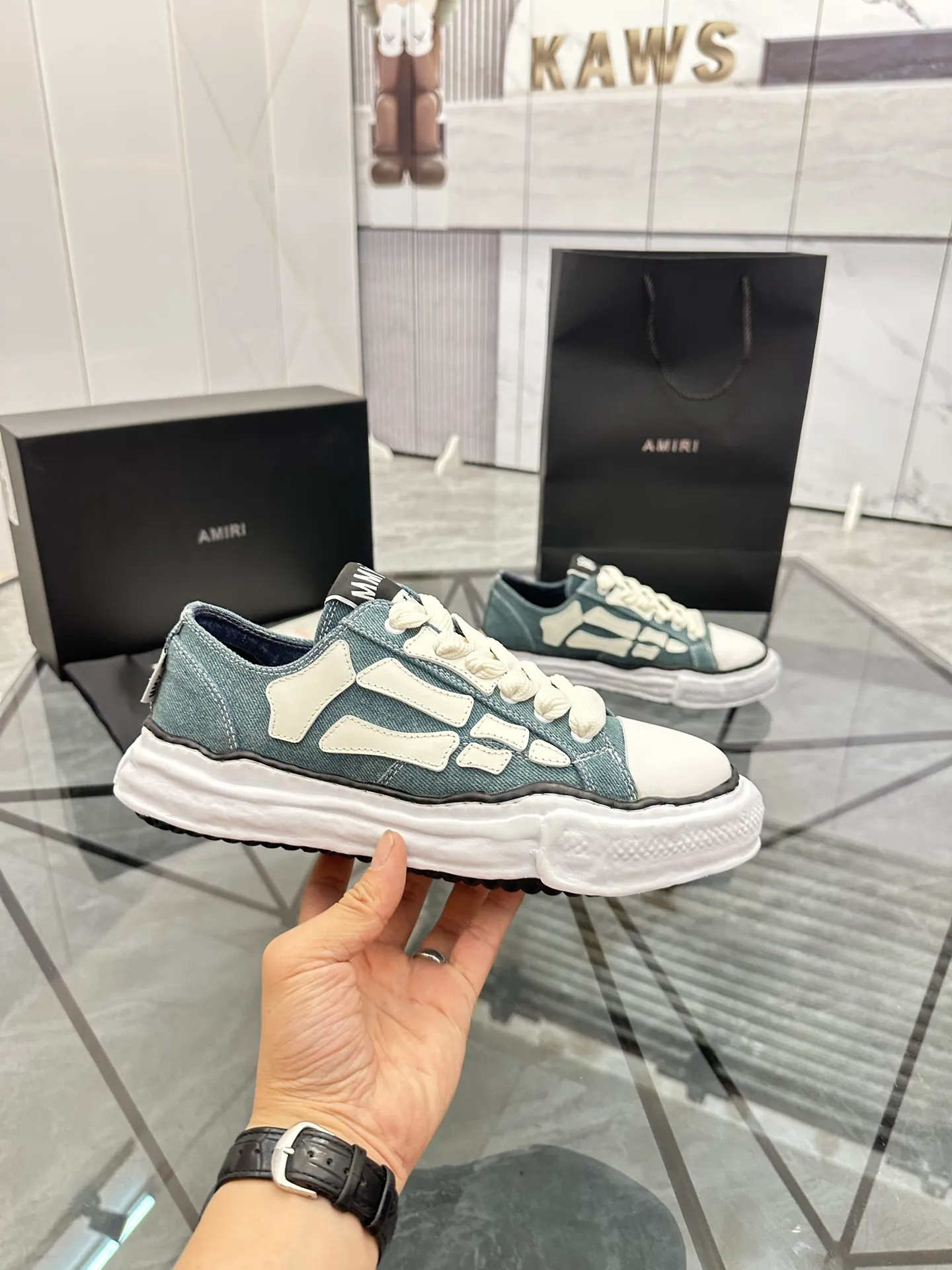 Men's shoes: 💰P520¥ High-end quality Product trademark: AMIRI* "Emil*" low-top casual shoes Regular size: 39-45 (can be customized to 46) Product materials: Upper imported original fabric spliced ​​cowhide, breathable lining, original outsole. Number: 525